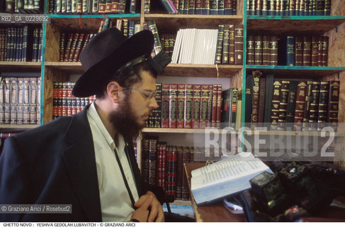 Nome:..GHETTO NOVO :  YESHIVA GEDOLAH LUBAVITCH..SCUOLA RABBINICA..Localizzazione:..VENEZIA / CANNAREGIO / GHETTO NOVO..VENICE / CANNAREGIO  / GHETTO NOVO  ..Soggetto:..TEFFILIN / TALLETH  / LIBRI / PREGHIERA..Cronologia:..Autore:..Stile:..Editori Stampatori:..Committenza:..Materia e Tecnica:..Collocazione:..Note:..Riproduzione Fotografica:..Graziano Arici/Rosebud2  ..Copyright:..Graziano Arici/Rosebud2/  ..Data:..2000..Costo:..A