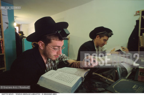 Nome:..GHETTO NOVO :  YESHIVA GEDOLAH LUBAVITCH..SCUOLA RABBINICA..Localizzazione:..VENEZIA / CANNAREGIO / GHETTO NOVO..VENICE / CANNAREGIO  / GHETTO NOVO  ..Soggetto:..TEFFILIN / TALLETH  / LIBRI / PREGHIERA..Cronologia:..Autore:..Stile:..Editori Stampatori:..Committenza:..Materia e Tecnica:..Collocazione:..Note:..Riproduzione Fotografica:..Graziano Arici/Rosebud2  ..Copyright:..Graziano Arici/Rosebud2/  ..Data:..2000..Costo:..A