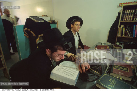 Nome:..GHETTO NOVO :  YESHIVA GEDOLAH LUBAVITCH..SCUOLA RABBINICA..Localizzazione:..VENEZIA / CANNAREGIO / GHETTO NOVO..VENICE / CANNAREGIO  / GHETTO NOVO  ..Soggetto:..TEFFILIN / TALLETH  / LIBRI / PREGHIERA..Cronologia:..Autore:..Stile:..Editori Stampatori:..Committenza:..Materia e Tecnica:..Collocazione:..Note:..Riproduzione Fotografica:..Graziano Arici/Rosebud2  ..Copyright:..Graziano Arici/Rosebud2/  ..Data:..2000..Costo:..A