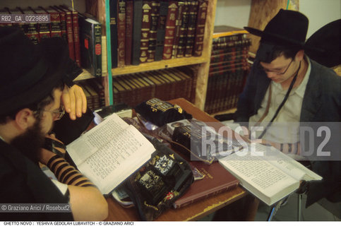 Nome:..GHETTO NOVO :  YESHIVA GEDOLAH LUBAVITCH..SCUOLA RABBINICA..Localizzazione:..VENEZIA / CANNAREGIO / GHETTO NOVO..VENICE / CANNAREGIO  / GHETTO NOVO  ..Soggetto:..TEFFILIN / TALLETH  / LIBRI / PREGHIERA..Cronologia:..Autore:..Stile:..Editori Stampatori:..Committenza:..Materia e Tecnica:..Collocazione:..Note:..Riproduzione Fotografica:..Graziano Arici/Rosebud2  ..Copyright:..Graziano Arici/Rosebud2/  ..Data:..2000..Costo:..A