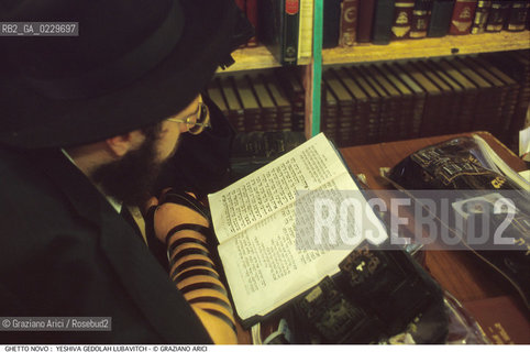 Nome:..GHETTO NOVO :  YESHIVA GEDOLAH LUBAVITCH..SCUOLA RABBINICA..Localizzazione:..VENEZIA / CANNAREGIO / GHETTO NOVO..VENICE / CANNAREGIO  / GHETTO NOVO  ..Soggetto:..TEFFILIN / TALLETH  / LIBRI / PREGHIERA..Cronologia:..Autore:..Stile:..Editori Stampatori:..Committenza:..Materia e Tecnica:..Collocazione:..Note:..Riproduzione Fotografica:..Graziano Arici/Rosebud2  ..Copyright:..Graziano Arici/Rosebud2/  ..Data:..2000..Costo:..A