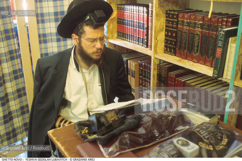 Nome:..GHETTO NOVO :  YESHIVA GEDOLAH LUBAVITCH..SCUOLA RABBINICA..Localizzazione:..VENEZIA / CANNAREGIO / GHETTO NOVO..VENICE / CANNAREGIO  / GHETTO NOVO  ..Soggetto:..TEFFILIN / TALLETH  / LIBRI / PREGHIERA..Cronologia:..Autore:..Stile:..Editori Stampatori:..Committenza:..Materia e Tecnica:..Collocazione:..Note:..Riproduzione Fotografica:..Graziano Arici/Rosebud2  ..Copyright:..Graziano Arici/Rosebud2/  ..Data:..2000..Costo:..A