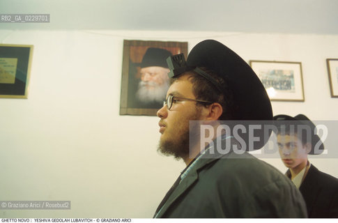 Nome:..GHETTO NOVO :  YESHIVA GEDOLAH LUBAVITCH..SCUOLA RABBINICA..Localizzazione:..VENEZIA / CANNAREGIO / GHETTO NOVO..VENICE / CANNAREGIO  / GHETTO NOVO  ..Soggetto:..TEFFILIN / TALLETH  / LIBRI / PREGHIERA..Cronologia:..Autore:..Stile:..Editori Stampatori:..Committenza:..Materia e Tecnica:..Collocazione:..Note:..Riproduzione Fotografica:..Graziano Arici/Rosebud2  ..Copyright:..Graziano Arici/Rosebud2/  ..Data:..2000..Costo:..A