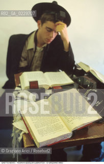 Nome:..GHETTO NOVO :  YESHIVA GEDOLAH LUBAVITCH..SCUOLA RABBINICA..Localizzazione:..VENEZIA / CANNAREGIO / GHETTO NOVO..VENICE / CANNAREGIO  / GHETTO NOVO  ..Soggetto:..TEFFILIN / TALLETH  / LIBRI / PREGHIERA..Cronologia:..Autore:..Stile:..Editori Stampatori:..Committenza:..Materia e Tecnica:..Collocazione:..Note:..Riproduzione Fotografica:..Graziano Arici/Rosebud2  ..Copyright:..Graziano Arici/Rosebud2/  ..Data:..2000..Costo:..A