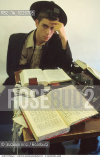 Nome:..GHETTO NOVO :  YESHIVA GEDOLAH LUBAVITCH..SCUOLA RABBINICA..Localizzazione:..VENEZIA / CANNAREGIO / GHETTO NOVO..VENICE / CANNAREGIO  / GHETTO NOVO  ..Soggetto:..TEFFILIN / TALLETH  / LIBRI / PREGHIERA..Cronologia:..Autore:..Stile:..Editori Stampatori:..Committenza:..Materia e Tecnica:..Collocazione:..Note:..Riproduzione Fotografica:..Graziano Arici/Rosebud2  ..Copyright:..Graziano Arici/Rosebud2/  ..Data:..2000..Costo:..A