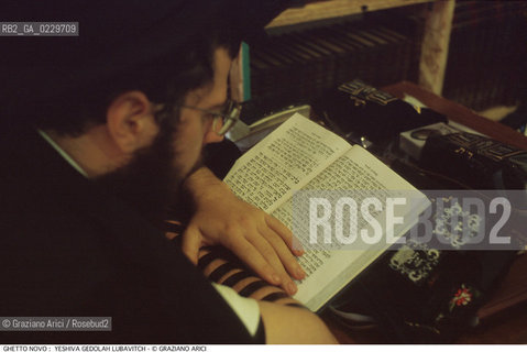 Nome:..GHETTO NOVO :  YESHIVA GEDOLAH LUBAVITCH..SCUOLA RABBINICA..Localizzazione:..VENEZIA / CANNAREGIO / GHETTO NOVO..VENICE / CANNAREGIO  / GHETTO NOVO  ..Soggetto:..TEFFILIN / TALLETH  / LIBRI / PREGHIERA..Cronologia:..Autore:..Stile:..Editori Stampatori:..Committenza:..Materia e Tecnica:..Collocazione:..Note:..Riproduzione Fotografica:..Graziano Arici/Rosebud2  ..Copyright:..Graziano Arici/Rosebud2/  ..Data:..2000..Costo:..A