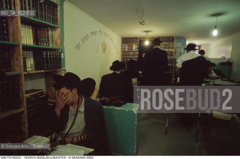 Nome:..GHETTO NOVO :  YESHIVA GEDOLAH LUBAVITCH..SCUOLA RABBINICA..Localizzazione:..VENEZIA / CANNAREGIO / GHETTO NOVO..VENICE / CANNAREGIO  / GHETTO NOVO  ..Soggetto:..TEFFILIN / TALLETH  / LIBRI / PREGHIERA..Cronologia:..Autore:..Stile:..Editori Stampatori:..Committenza:..Materia e Tecnica:..Collocazione:..Note:..Riproduzione Fotografica:..Graziano Arici/Rosebud2  ..Copyright:..Graziano Arici/Rosebud2/  ..Data:..2000..Costo:..A