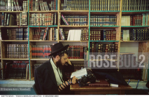 Nome:..GHETTO NOVO :  YESHIVA GEDOLAH LUBAVITCH..SCUOLA RABBINICA..Localizzazione:..VENEZIA / CANNAREGIO / GHETTO NOVO..VENICE / CANNAREGIO  / GHETTO NOVO  ..Soggetto:..TEFFILIN / TALLETH  / LIBRI / PREGHIERA..Cronologia:..Autore:..Stile:..Editori Stampatori:..Committenza:..Materia e Tecnica:..Collocazione:..Note:..Riproduzione Fotografica:..Graziano Arici/Rosebud2  ..Copyright:..Graziano Arici/Rosebud2/  ..Data:..2000..Costo:..A