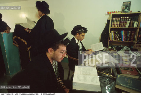 Nome:..GHETTO NOVO :  YESHIVA GEDOLAH LUBAVITCH..SCUOLA RABBINICA..Localizzazione:..VENEZIA / CANNAREGIO / GHETTO NOVO..VENICE / CANNAREGIO  / GHETTO NOVO  ..Soggetto:..TEFFILIN / TALLETH  / LIBRI / PREGHIERA..Cronologia:..Autore:..Stile:..Editori Stampatori:..Committenza:..Materia e Tecnica:..Collocazione:..Note:..Riproduzione Fotografica:..Graziano Arici/Rosebud2  ..Copyright:..Graziano Arici/Rosebud2/  ..Data:..2000..Costo:..A