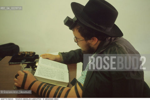 Nome:..GHETTO NOVO :  YESHIVA GEDOLAH LUBAVITCH..SCUOLA RABBINICA..Localizzazione:..VENEZIA / CANNAREGIO / GHETTO NOVO..VENICE / CANNAREGIO  / GHETTO NOVO  ..Soggetto:..TEFFILIN / TALLETH  / LIBRI / PREGHIERA..Cronologia:..Autore:..Stile:..Editori Stampatori:..Committenza:..Materia e Tecnica:..Collocazione:..Note:..Riproduzione Fotografica:..Graziano Arici/Rosebud2  ..Copyright:..Graziano Arici/Rosebud2/  ..Data:..2000..Costo:..A