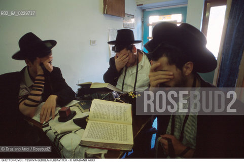 Nome:..GHETTO NOVO :  YESHIVA GEDOLAH LUBAVITCH..SCUOLA RABBINICA..Localizzazione:..VENEZIA / CANNAREGIO / GHETTO NOVO..VENICE / CANNAREGIO  / GHETTO NOVO  ..Soggetto:..TEFFILIN / TALLETH  / LIBRI / PREGHIERA..Cronologia:..Autore:..Stile:..Editori Stampatori:..Committenza:..Materia e Tecnica:..Collocazione:..Note:..Riproduzione Fotografica:..Graziano Arici/Rosebud2  ..Copyright:..Graziano Arici/Rosebud2/  ..Data:..2000..Costo:..A