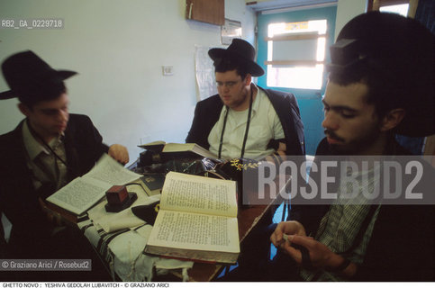 Nome:..GHETTO NOVO :  YESHIVA GEDOLAH LUBAVITCH..SCUOLA RABBINICA..Localizzazione:..VENEZIA / CANNAREGIO / GHETTO NOVO..VENICE / CANNAREGIO  / GHETTO NOVO  ..Soggetto:..TEFFILIN / TALLETH  / LIBRI / PREGHIERA..Cronologia:..Autore:..Stile:..Editori Stampatori:..Committenza:..Materia e Tecnica:..Collocazione:..Note:..Riproduzione Fotografica:..Graziano Arici/Rosebud2  ..Copyright:..Graziano Arici/Rosebud2/  ..Data:..2000..Costo:..A