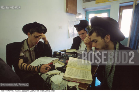 Nome:..GHETTO NOVO :  YESHIVA GEDOLAH LUBAVITCH..SCUOLA RABBINICA..Localizzazione:..VENEZIA / CANNAREGIO / GHETTO NOVO..VENICE / CANNAREGIO  / GHETTO NOVO  ..Soggetto:..TEFFILIN / TALLETH  / LIBRI / PREGHIERA..Cronologia:..Autore:..Stile:..Editori Stampatori:..Committenza:..Materia e Tecnica:..Collocazione:..Note:..Riproduzione Fotografica:..Graziano Arici/Rosebud2  ..Copyright:..Graziano Arici/Rosebud2/  ..Data:..2000..Costo:..A