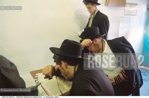 Nome:..GHETTO NOVO :  YESHIVA GEDOLAH LUBAVITCH..SCUOLA RABBINICA..Localizzazione:..VENEZIA / CANNAREGIO / GHETTO NOVO..VENICE / CANNAREGIO  / GHETTO NOVO  ..Soggetto:..TEFFILIN / TALLETH  / LIBRI / PREGHIERA..Cronologia:..Autore:..Stile:..Editori Stampatori:..Committenza:..Materia e Tecnica:..Collocazione:..Note:..Riproduzione Fotografica:..Graziano Arici/Rosebud2  ..Copyright:..Graziano Arici/Rosebud2/  ..Data:..2000..Costo:..A