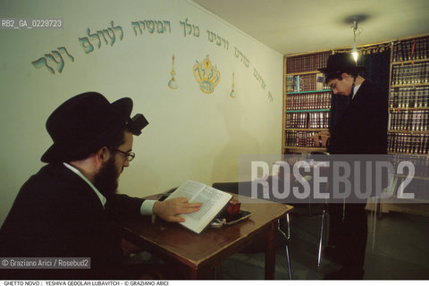 Nome:..GHETTO NOVO :  YESHIVA GEDOLAH LUBAVITCH..SCUOLA RABBINICA..Localizzazione:..VENEZIA / CANNAREGIO / GHETTO NOVO..VENICE / CANNAREGIO  / GHETTO NOVO  ..Soggetto:..TEFFILIN / TALLETH  / LIBRI / PREGHIERA..Cronologia:..Autore:..Stile:..Editori Stampatori:..Committenza:..Materia e Tecnica:..Collocazione:..Note:..Riproduzione Fotografica:..Graziano Arici/Rosebud2  ..Copyright:..Graziano Arici/Rosebud2/  ..Data:..2000..Costo:..A