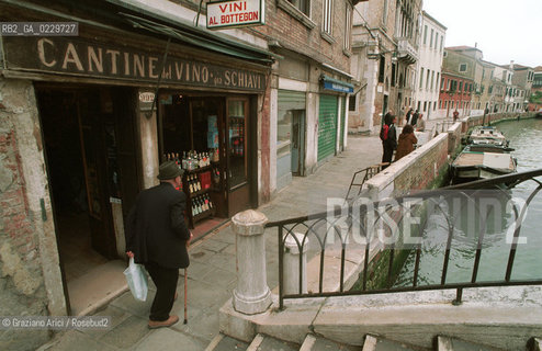 Caption: Localizzazione:..VENEZIA / DORSODURO..Oggetto:..Soggetto:..OSTERIA AL BOTTEGON / CANTINE DA SCHIAVI..Cronologia: ....Definizione Culturale:..   Autore:....   Stile:..   Editori/Stampatori:..   Committenza:..Materia e Tecnica:....Collocazione:..Note:..BAR CAFFE OSTERIE..Riproduzione Fotografica:..Copyright:..Graziano Arici/Rosebud2 .Data:..2001..Costo:..A