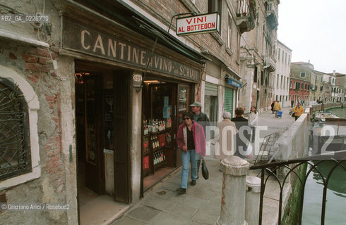 Caption: Localizzazione:..VENEZIA / DORSODURO..Oggetto:..Soggetto:..OSTERIA AL BOTTEGON / CANTINE DA SCHIAVI..Cronologia: ....Definizione Culturale:..   Autore:....   Stile:..   Editori/Stampatori:..   Committenza:..Materia e Tecnica:....Collocazione:..Note:..BAR CAFFE OSTERIE..Riproduzione Fotografica:..Copyright:..Graziano Arici/Rosebud2 .Data:..2001..Costo:..A