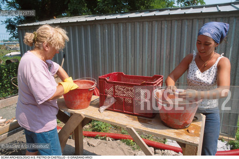 Caption:  Localizzazione:..VENEZIA / S. PIETRO DI CASTELLO..Oggetto:..Soggetto:..SCAVI ARCHEOLOGICI A S. PIETRO DI CASTELLO..ARCHEOLOGIA..Cronologia: ....Definizione Culturale:..   Autore: ..   Stile: ..   Editori/Stampatori:..   Committenza:..Materia e Tecnica:..Collocazione:..Note:....Riproduzione Fotografica:..Graziano Arici/Rosebud2 .Copyright:..Graziano Arici/Rosebud2 .Data:..2000