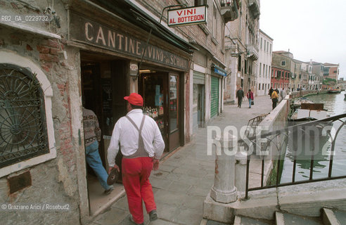 Caption: Localizzazione:..VENEZIA / DORSODURO..Oggetto:..Soggetto:..OSTERIA AL BOTTEGON / CANTINE DA SCHIAVI..Cronologia: ....Definizione Culturale:..   Autore:....   Stile:..   Editori/Stampatori:..   Committenza:..Materia e Tecnica:....Collocazione:..Note:..BAR CAFFE OSTERIE..Riproduzione Fotografica:..Copyright:..Graziano Arici/Rosebud2 .Data:..2001..Costo:..A
