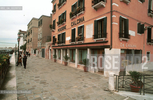 Caption: Localizzazione:..VENEZIA / DORSODURO..Oggetto:..Soggetto:..PENSIONE LA CALCINA / RUSKIN..Cronologia: ..XIX SECOLO..Definizione Culturale:..   Autore: ..   Stile:..   Editori/Stampatori:..   Committenza:..Materia e Tecnica:..Collocazione:..Note:..ALBERGHI..Riproduzione Fotografica:..Graziano Arici/Rosebud2 .Copyright:..Graziano Arici/Rosebud2 .Data:..2001..Costo:..A