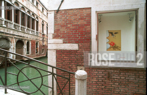 Caption: Localizzazione:..VENEZIA / S.MARCO..Oggetto:..Soggetto:..GALLERIA DARTE AL CAPRICORNO / ARTE CONTEMPORANEA..Cronologia: ..XX SECOLO..Definizione Culturale:..   Autore: ..   Stile:..   Editori/Stampatori:..   Committenza:..Materia e Tecnica:..Collocazione:..Note:..ARTE..Riproduzione Fotografica:..Graziano Arici/Rosebud2 .Copyright:..Graziano Arici/Rosebud2 .Data:..2001..Costo:..A