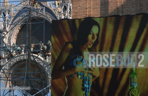 Localizzazione:..VENEZIA PIAZZA SAN MARCO..Oggetto:..Soggetto:..CARNEVALE PUBBLICITA SPONSOR KITSCH BIRRA..Cronologia: ....Definizione Culturale:..   Autore: ....   Stile:....   Editori/Stampatori:..   Committenza:..Materia e Tecnica:....Collocazione:..Note:....Riproduzione Fotografica:..Graziano Arici/Rosebud2 .Copyright:..Graziano Arici/Rosebud2 .Data:..2001..Costo:..A