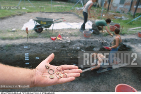 Caption:  Localizzazione:..VENEZIA / S. PIETRO DI CASTELLO..Oggetto:..Soggetto:..SCAVI ARCHEOLOGICI A S. PIETRO DI CASTELLO..ARCHEOLOGIA..Cronologia: ....Definizione Culturale:..   Autore: ..   Stile: ..   Editori/Stampatori:..   Committenza:..Materia e Tecnica:..Collocazione:..Note:....Riproduzione Fotografica:..Graziano Arici/Rosebud2 .Copyright:..Graziano Arici/Rosebud2 .Data:..2000