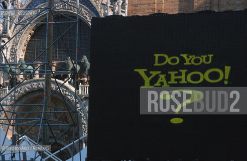 Localizzazione:..VENEZIA PIAZZA SAN MARCO..Oggetto:..Soggetto:..CARNEVALE PUBBLICITA SPONSOR KITSCH INTERNET..Cronologia: ....Definizione Culturale:..   Autore: ....   Stile:....   Editori/Stampatori:..   Committenza:..Materia e Tecnica:....Collocazione:..Note:....Riproduzione Fotografica:..Graziano Arici/Rosebud2 .Copyright:..Graziano Arici/Rosebud2 .Data:..2001..Costo:..A