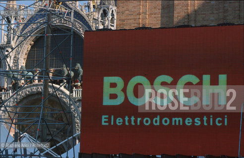 Localizzazione:..VENEZIA PIAZZA SAN MARCO..Oggetto:..Soggetto:..CARNEVALE PUBBLICITA SPONSOR KITSCH ..Cronologia: ....Definizione Culturale:..   Autore: ....   Stile:....   Editori/Stampatori:..   Committenza:..Materia e Tecnica:....Collocazione:..Note:....Riproduzione Fotografica:..Graziano Arici/Rosebud2 .Copyright:..Graziano Arici/Rosebud2 .Data:..2001..Costo:..A