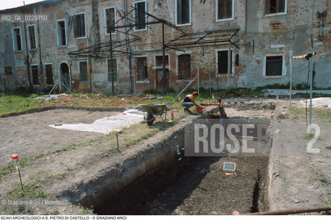 Caption:  Localizzazione:..VENEZIA / S. PIETRO DI CASTELLO..Oggetto:..Soggetto:..SCAVI ARCHEOLOGICI A S. PIETRO DI CASTELLO..ARCHEOLOGIA..Cronologia: ....Definizione Culturale:..   Autore: ..   Stile: ..   Editori/Stampatori:..   Committenza:..Materia e Tecnica:..Collocazione:..Note:....Riproduzione Fotografica:..Graziano Arici/Rosebud2 .Copyright:..Graziano Arici/Rosebud2 .Data:..2000