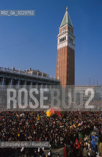 Caption: Localizzazione:..VENEZIA / S. MARCO..Oggetto:..Soggetto:..CARNEVALE IN PIAZZA SAN MARCO FOLLA..Cronologia: ....Definizione Culturale:..   Autore: ....   Stile:....   Editori/Stampatori:..   Committenza:..Materia e Tecnica:....Collocazione:..Note:....Riproduzione Fotografica:..Graziano Arici/Rosebud2 .Copyright:..Graziano Arici/Rosebud2 .Data:..2001..Costo:..A