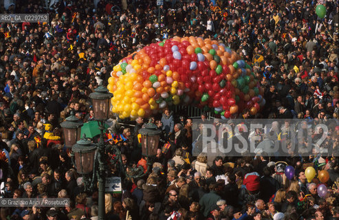 Caption: Localizzazione:..VENEZIA / S. MARCO..Oggetto:..Soggetto:..CARNEVALE IN PIAZZA SAN MARCO FOLLA..Cronologia: ....Definizione Culturale:..   Autore: ....   Stile:....   Editori/Stampatori:..   Committenza:..Materia e Tecnica:....Collocazione:..Note:....Riproduzione Fotografica:..Graziano Arici/Rosebud2 .Copyright:..Graziano Arici/Rosebud2 .Data:..2001..Costo:..A