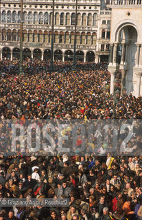 Caption: Localizzazione:..VENEZIA / S. MARCO..Oggetto:..Soggetto:..CARNEVALE IN PIAZZA SAN MARCO FOLLA..Cronologia: ....Definizione Culturale:..   Autore: ....   Stile:....   Editori/Stampatori:..   Committenza:..Materia e Tecnica:....Collocazione:..Note:....Riproduzione Fotografica:..Graziano Arici/Rosebud2 .Copyright:..Graziano Arici/Rosebud2 .Data:..2001..Costo:..A