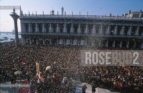 Caption: Localizzazione:..VENEZIA / S. MARCO..Oggetto:..Soggetto:..CARNEVALE IN PIAZZA SAN MARCO FOLLA..Cronologia: ....Definizione Culturale:..   Autore: ....   Stile:....   Editori/Stampatori:..   Committenza:..Materia e Tecnica:....Collocazione:..Note:....Riproduzione Fotografica:..Graziano Arici/Rosebud2 .Copyright:..Graziano Arici/Rosebud2 .Data:..2001..Costo:..A