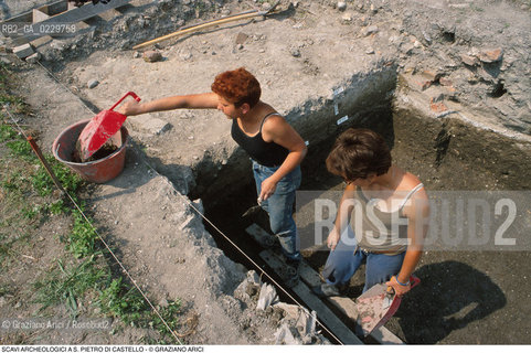Caption:  Localizzazione:..VENEZIA / S. PIETRO DI CASTELLO..Oggetto:..Soggetto:..SCAVI ARCHEOLOGICI A S. PIETRO DI CASTELLO..ARCHEOLOGIA..Cronologia: ....Definizione Culturale:..   Autore: ..   Stile: ..   Editori/Stampatori:..   Committenza:..Materia e Tecnica:..Collocazione:..Note:....Riproduzione Fotografica:..Graziano Arici/Rosebud2 .Copyright:..Graziano Arici/Rosebud2 .Data:..2000