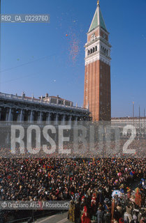 Caption: Localizzazione:..VENEZIA / S. MARCO..Oggetto:..Soggetto:..CARNEVALE IN PIAZZA SAN MARCO FOLLA..Cronologia: ....Definizione Culturale:..   Autore: ....   Stile:....   Editori/Stampatori:..   Committenza:..Materia e Tecnica:....Collocazione:..Note:....Riproduzione Fotografica:..Graziano Arici/Rosebud2 .Copyright:..Graziano Arici/Rosebud2 .Data:..2001..Costo:..A