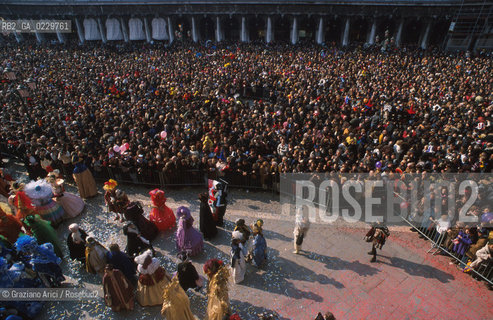 Caption: Localizzazione:..VENEZIA / S. MARCO..Oggetto:..Soggetto:..CARNEVALE IN PIAZZA SAN MARCO FOLLA..Cronologia: ....Definizione Culturale:..   Autore: ....   Stile:....   Editori/Stampatori:..   Committenza:..Materia e Tecnica:....Collocazione:..Note:....Riproduzione Fotografica:..Graziano Arici/Rosebud2 .Copyright:..Graziano Arici/Rosebud2 .Data:..2001..Costo:..A