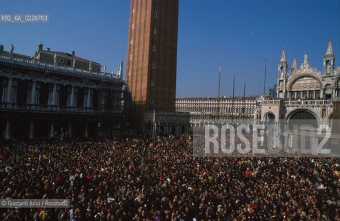 Caption: Localizzazione:..VENEZIA / S. MARCO..Oggetto:..Soggetto:..CARNEVALE IN PIAZZA SAN MARCO FOLLA..Cronologia: ....Definizione Culturale:..   Autore: ....   Stile:....   Editori/Stampatori:..   Committenza:..Materia e Tecnica:....Collocazione:..Note:....Riproduzione Fotografica:..Graziano Arici/Rosebud2 .Copyright:..Graziano Arici/Rosebud2 .Data:..2001..Costo:..A