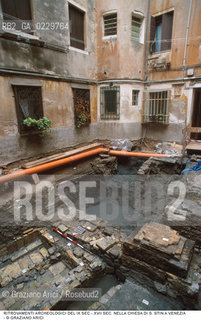 Localizzazione:..VENEZIA / S. POLO..Oggetto:..Soggetto:..SCAVI E RITROVAMENTI ARCHEOLOGICI NELLA CHIESA DI S. STIN (AGOSTINO) / IX SEC.- XVII SEC. TOMBE MURA E FONDAMENTA ..ARCHEOLOGIA..Cronologia: ....Definizione Culturale:..   Autore: ..   Stile: ..   Editori/Stampatori:..   Committenza:..Materia e Tecnica:..Collocazione:..Note:....Riproduzione Fotografica:..Graziano Arici/Rosebud2 .Copyright:..Graziano Arici/Rosebud2 .Data:..2000..Costo:..A