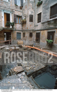 Localizzazione:..VENEZIA / S. POLO..Oggetto:..Soggetto:..SCAVI E RITROVAMENTI ARCHEOLOGICI NELLA CHIESA DI S. STIN (AGOSTINO) / IX SEC.- XVII SEC. TOMBE MURA E FONDAMENTA ..ARCHEOLOGIA..Cronologia: ....Definizione Culturale:..   Autore: ..   Stile: ..   Editori/Stampatori:..   Committenza:..Materia e Tecnica:..Collocazione:..Note:....Riproduzione Fotografica:..Graziano Arici/Rosebud2 .Copyright:..Graziano Arici/Rosebud2 .Data:..2000..Costo:..A