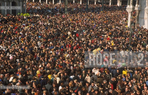 Caption: Localizzazione:..VENEZIA / S. MARCO..Oggetto:..Soggetto:..CARNEVALE IN PIAZZA SAN MARCO FOLLA..Cronologia: ....Definizione Culturale:..   Autore: ....   Stile:....   Editori/Stampatori:..   Committenza:..Materia e Tecnica:....Collocazione:..Note:....Riproduzione Fotografica:..Graziano Arici/Rosebud2 .Copyright:..Graziano Arici/Rosebud2 .Data:..2001..Costo:..A