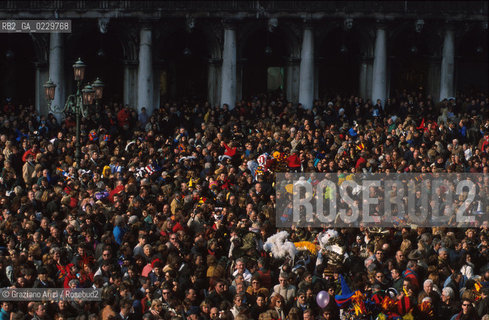 Caption: Localizzazione:..VENEZIA / S. MARCO..Oggetto:..Soggetto:..CARNEVALE IN PIAZZA SAN MARCO FOLLA..Cronologia: ....Definizione Culturale:..   Autore: ....   Stile:....   Editori/Stampatori:..   Committenza:..Materia e Tecnica:....Collocazione:..Note:....Riproduzione Fotografica:..Graziano Arici/Rosebud2 .Copyright:..Graziano Arici/Rosebud2 .Data:..2001..Costo:..A