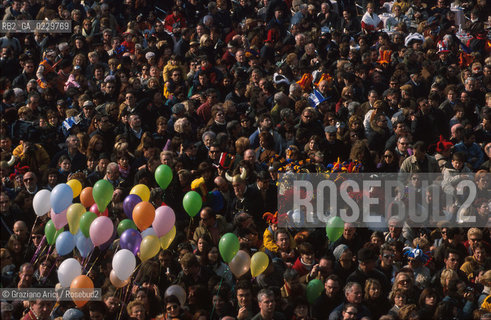 Caption: Localizzazione:..VENEZIA / S. MARCO..Oggetto:..Soggetto:..CARNEVALE IN PIAZZA SAN MARCO FOLLA..Cronologia: ....Definizione Culturale:..   Autore: ....   Stile:....   Editori/Stampatori:..   Committenza:..Materia e Tecnica:....Collocazione:..Note:....Riproduzione Fotografica:..Graziano Arici/Rosebud2 .Copyright:..Graziano Arici/Rosebud2 .Data:..2001..Costo:..A