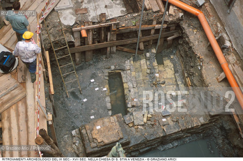 Localizzazione:..VENEZIA / S. POLO..Oggetto:..Soggetto:..SCAVI E RITROVAMENTI ARCHEOLOGICI NELLA CHIESA DI S. STIN (AGOSTINO) / IX SEC.- XVII SEC. TOMBE MURA E FONDAMENTA ..ARCHEOLOGIA..Cronologia: ....Definizione Culturale:..   Autore: ..   Stile: ..   Editori/Stampatori:..   Committenza:..Materia e Tecnica:..Collocazione:..Note:....Riproduzione Fotografica:..Graziano Arici/Rosebud2 .Copyright:..Graziano Arici/Rosebud2 .Data:..2000..Costo:..A