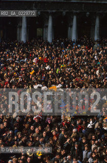 Caption: Localizzazione:..VENEZIA / S. MARCO..Oggetto:..Soggetto:..CARNEVALE IN PIAZZA SAN MARCO FOLLA..Cronologia: ....Definizione Culturale:..   Autore: ....   Stile:....   Editori/Stampatori:..   Committenza:..Materia e Tecnica:....Collocazione:..Note:....Riproduzione Fotografica:..Graziano Arici/Rosebud2 .Copyright:..Graziano Arici/Rosebud2 .Data:..2001..Costo:..A