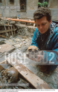 Localizzazione:..VENEZIA / S. POLO..Oggetto:..Soggetto:..SCAVI E RITROVAMENTI ARCHEOLOGICI NELLA CHIESA DI S. STIN (AGOSTINO) / IX SEC.- XVII SEC.  / RESTI UMANI, TESCHIO, OSSA..ARCHEOLOGIA..Cronologia: ....Definizione Culturale:..   Autore: ..   Stile: ..   Editori/Stampatori:..   Committenza:..Materia e Tecnica:..Collocazione:..Note:....Riproduzione Fotografica:..Graziano Arici/Rosebud2 .Copyright:..Graziano Arici/Rosebud2 .Data:..2000..Costo:..A