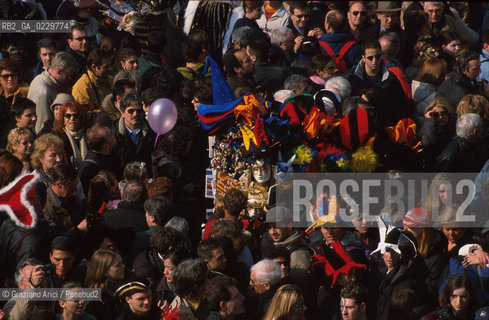 Caption: Localizzazione:..VENEZIA / S. MARCO..Oggetto:..Soggetto:..CARNEVALE IN PIAZZA SAN MARCO FOLLA..Cronologia: ....Definizione Culturale:..   Autore: ....   Stile:....   Editori/Stampatori:..   Committenza:..Materia e Tecnica:....Collocazione:..Note:....Riproduzione Fotografica:..Graziano Arici/Rosebud2 .Copyright:..Graziano Arici/Rosebud2 .Data:..2001..Costo:..A