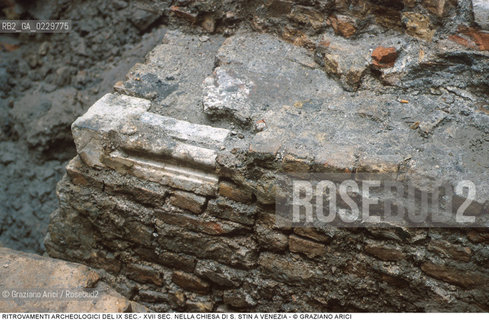 Localizzazione:..VENEZIA / S. POLO..Oggetto:..Soggetto:..SCAVI E RITROVAMENTI ARCHEOLOGICI NELLA CHIESA DI S. STIN (AGOSTINO) / IX SEC.- XVII SEC.  MURA E FONDAMENTA..ARCHEOLOGIA..Cronologia: ....Definizione Culturale:..   Autore: ..   Stile: ..   Editori/Stampatori:..   Committenza:..Materia e Tecnica:..Collocazione:..Note:....Riproduzione Fotografica:..Graziano Arici/Rosebud2 .Copyright:..Graziano Arici/Rosebud2 .Data:..2000..Costo:..A