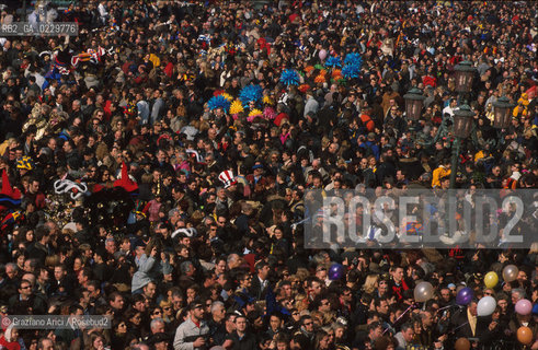 Localizzazione:..VENEZIA / S. MARCO..Oggetto:..Soggetto:..CARNEVALE IN PIAZZA SAN MARCO FOLLA..Cronologia: ....Definizione Culturale:..   Autore: ....   Stile:....   Editori/Stampatori:..   Committenza:..Materia e Tecnica:....Collocazione:..Note:....Riproduzione Fotografica:..Graziano Arici/Rosebud2 .Copyright:..Graziano Arici/Rosebud2 .Data:..2001..Costo:..A