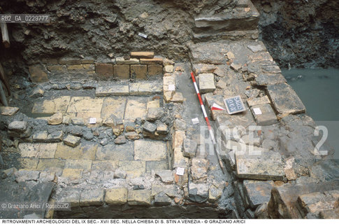 Localizzazione:..VENEZIA / S. POLO..Oggetto:..Soggetto:..SCAVI E RITROVAMENTI ARCHEOLOGICI NELLA CHIESA DI S. STIN (AGOSTINO) / IX SEC.- XVII SEC. TOMBE MURA E FONDAMENTA ..ARCHEOLOGIA..Cronologia: ....Definizione Culturale:..   Autore: ..   Stile: ..   Editori/Stampatori:..   Committenza:..Materia e Tecnica:..Collocazione:..Note:....Riproduzione Fotografica:..Graziano Arici/Rosebud2 .Copyright:..Graziano Arici/Rosebud2 .Data:..2000..Costo:..A